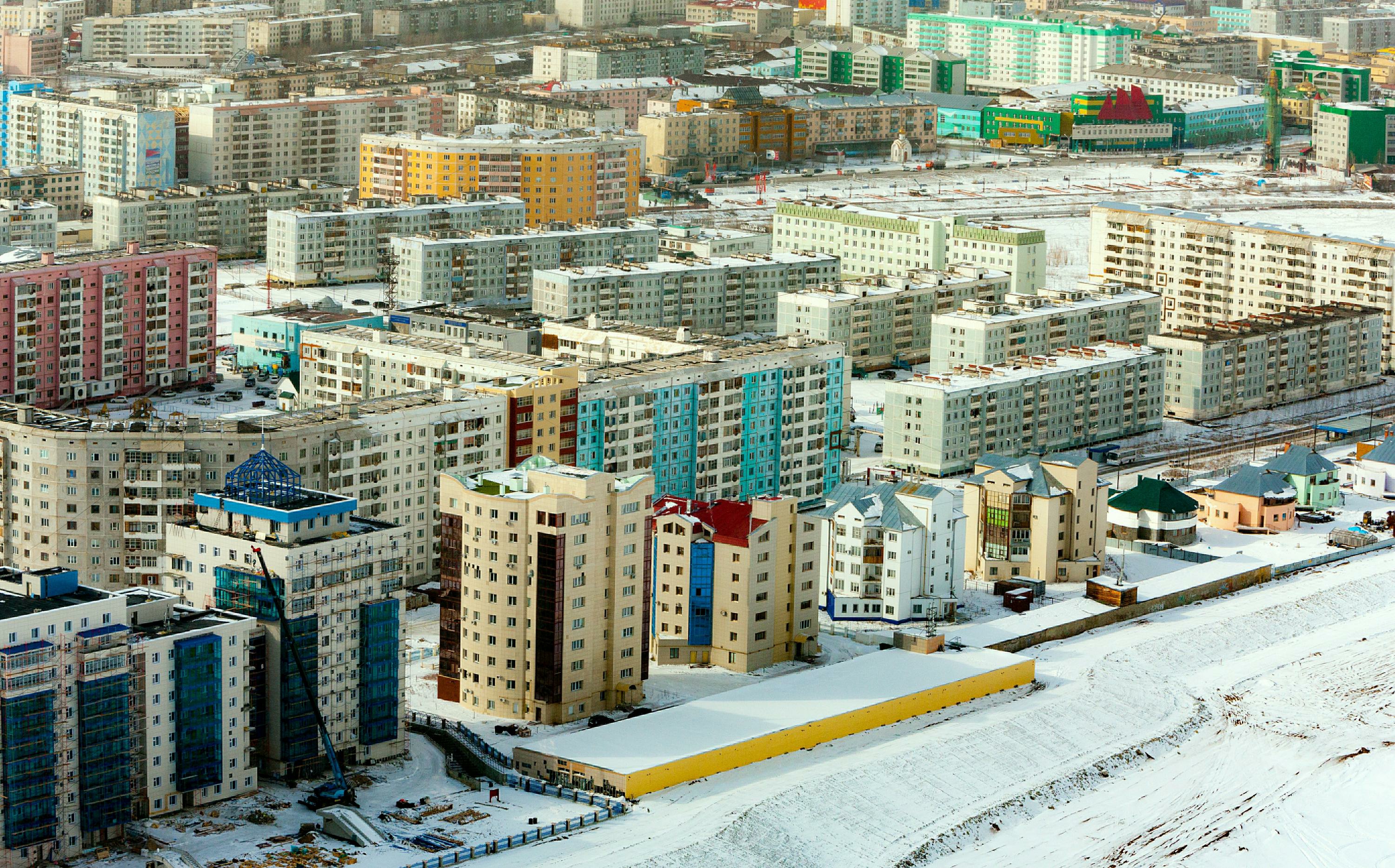 Якутск республика саха якутия. Якутск спальные районы. Социальное жилье Якутск. Sakha Сити в Якутске. Город Мирный время.