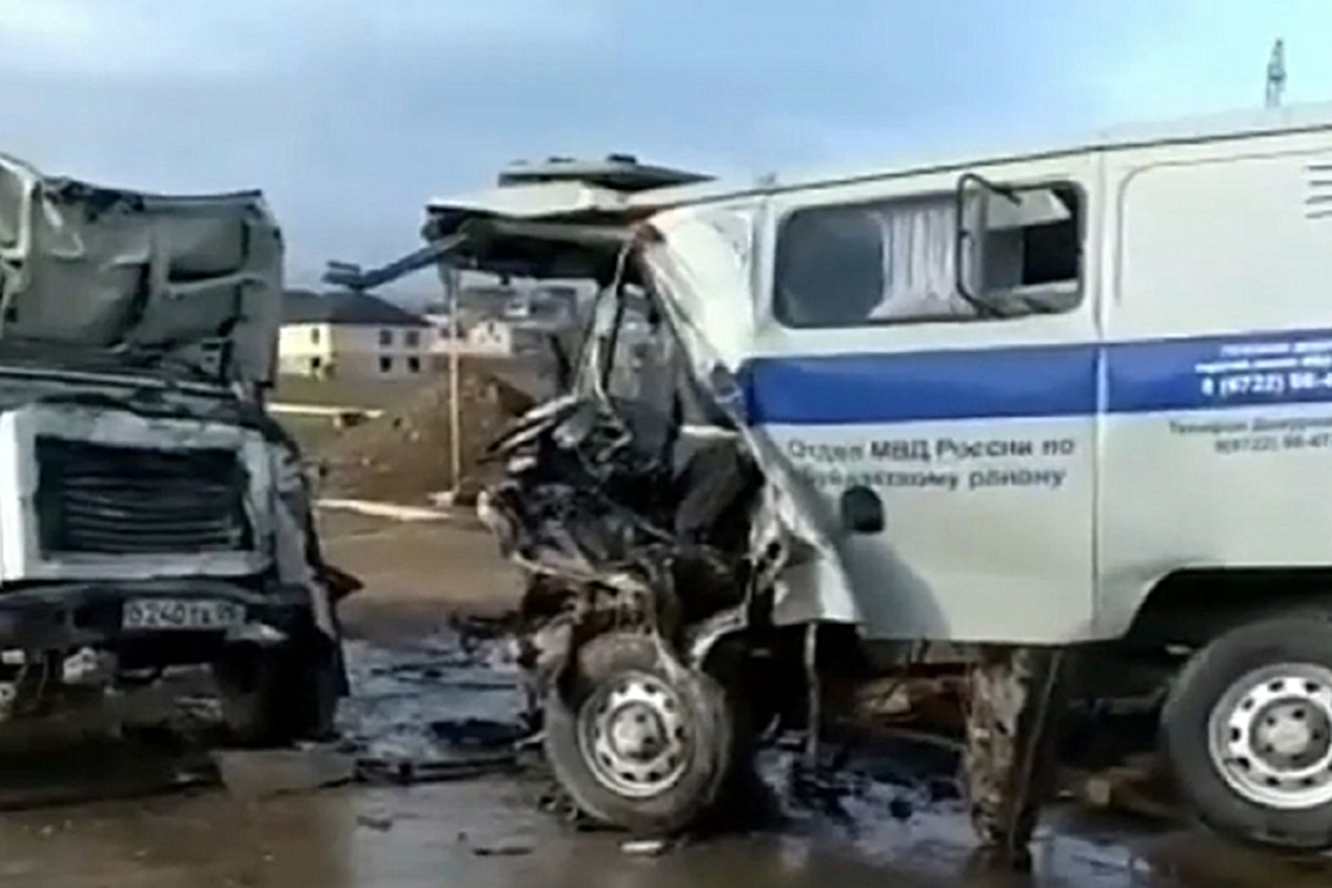 Водовоз врезался. Дагестан Буйнакск авария. Вчерашние аварии в Дагестане 28.02. 2022.