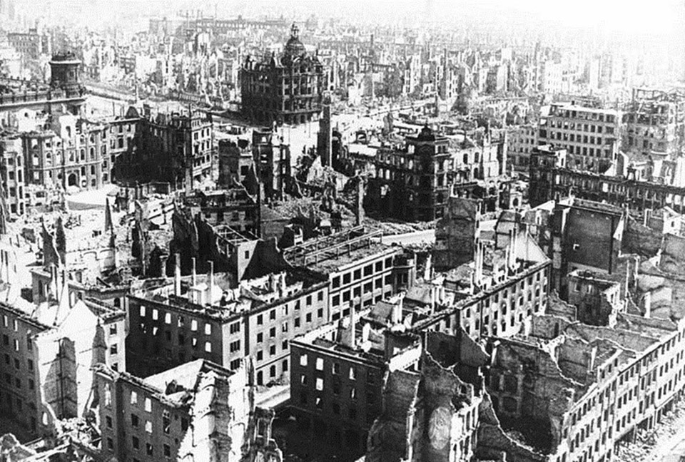 Восемьдесят миллионов бомб, сброшенных на немецкие города Восемьдесят миллионов бомб, сброшенных на немецкие города война и мир