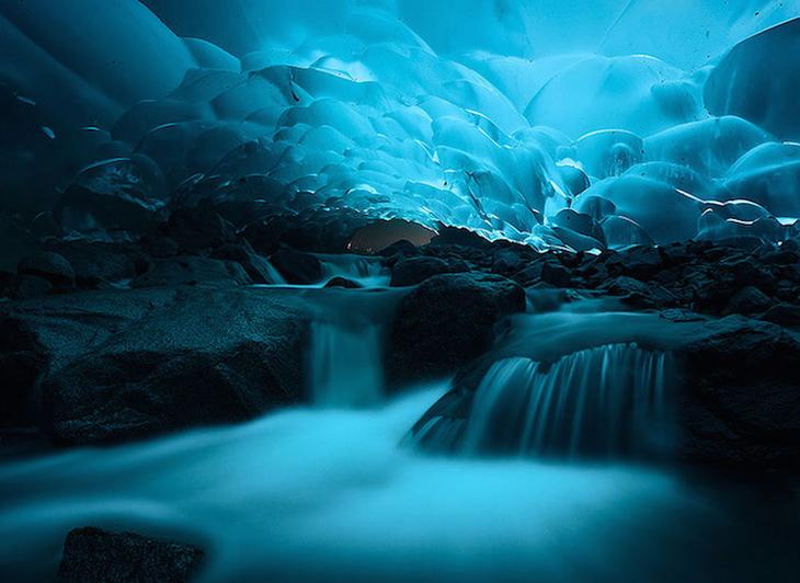 Удивительные ледниковые пещеры Менденхолла на Аляске