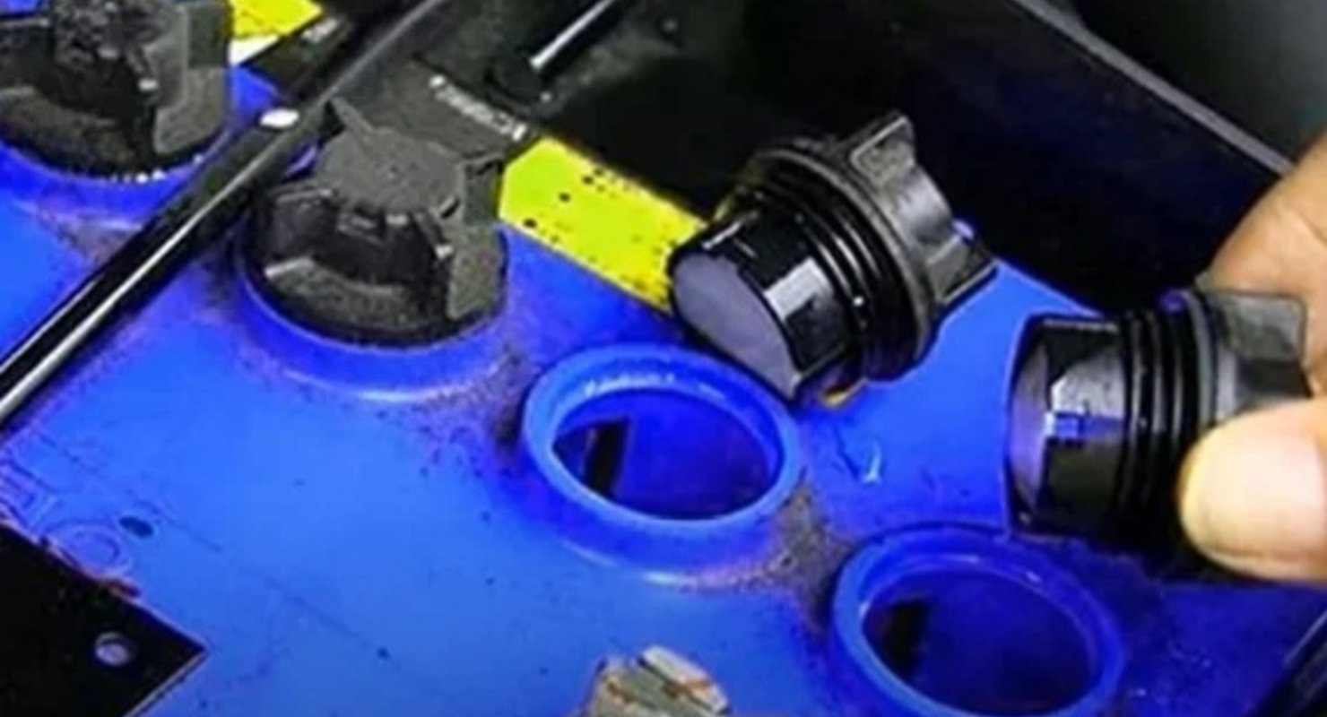 Нужно ли выкручивать пробки на аккумуляторе автомобиля при его зарядке?