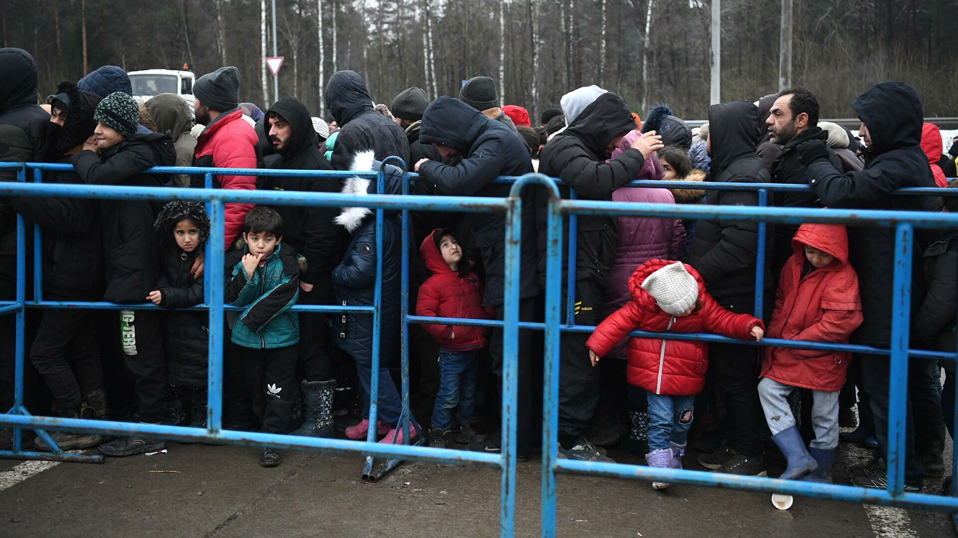 Беженцы в центре временного содержания мигрантов, оборудованном в логистическом центре в пункте пропуска Брузги - РИА Новости, 1920, 03.12.2021