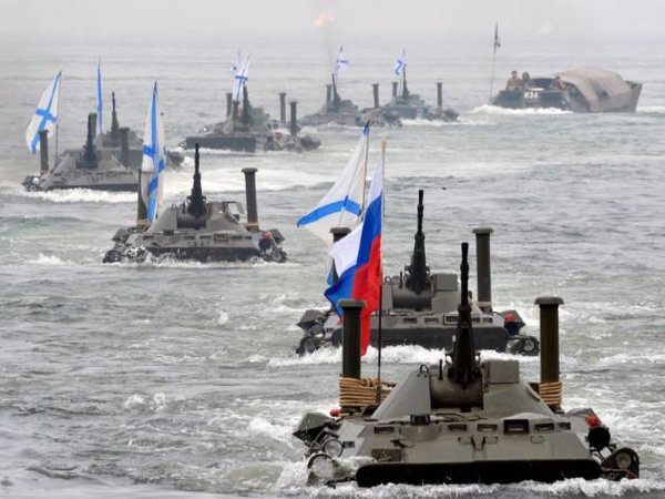 Российские амфибии передвигаются во время репетиции военно-морского парада в Дальневосточном порту Владивостока, 25 июля 2014 года. Фото / Reuters