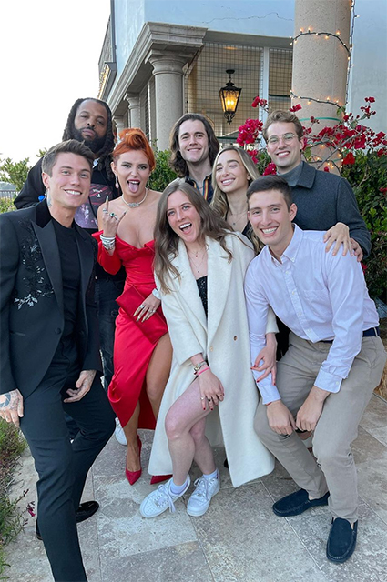 Два красных платья и огромный торт: Белла Торн и Бенджамин Масколо отметили помолвку Два красных платья и огромный торт: Белла Торн и Бенджамин Масколо отметили помолвку Звездные пары