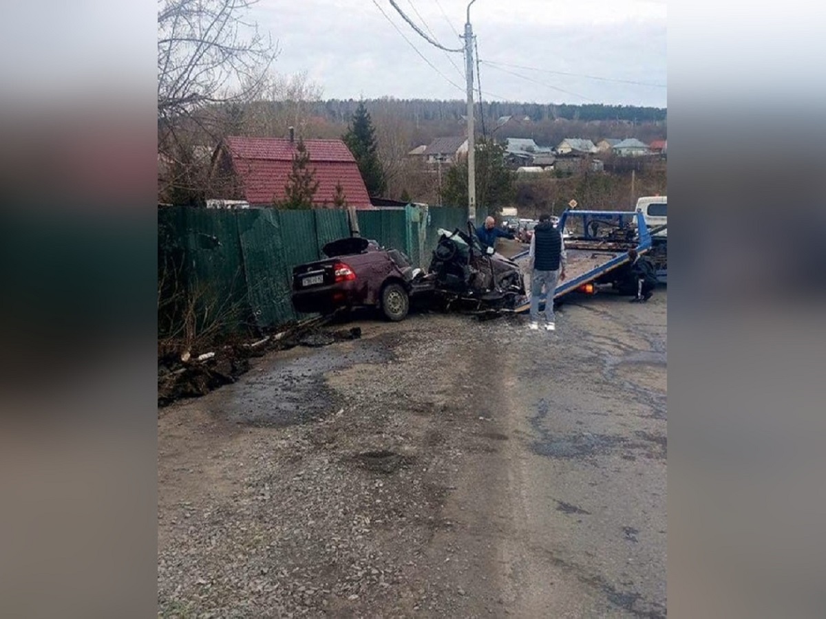Автомобиль врезался в дерево в Кемерово, погибли трое и двое ранены