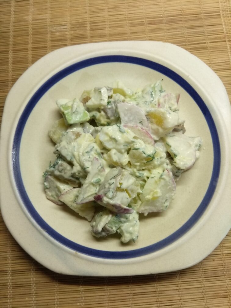 Салат из молодого картофеля, огурца и редиса