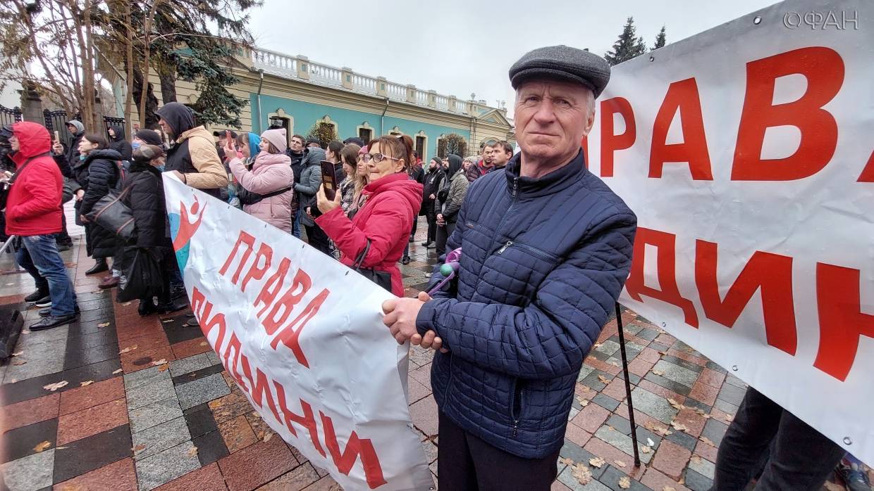 Украинские противники вакцинации перекрыли центр Киева и митинговали под окнами СБУ Общество