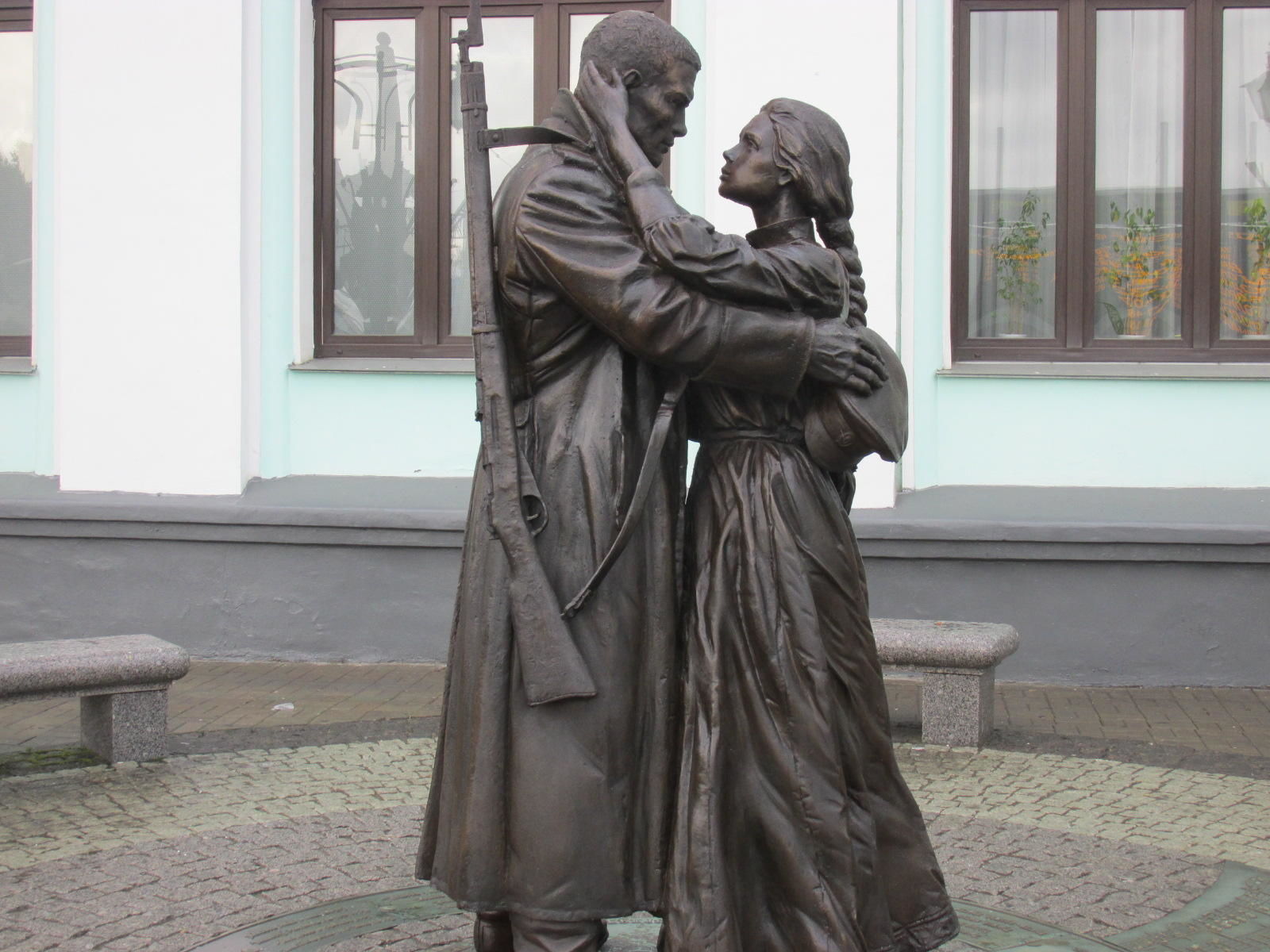 Памятник прощание. Памятник «прощание славянки». Москва, Россия. Мемориал «прощание славянки» на белорусском вокзале.. Памятник прощание славянки в Москве. Памятник маршу прощание славянки.