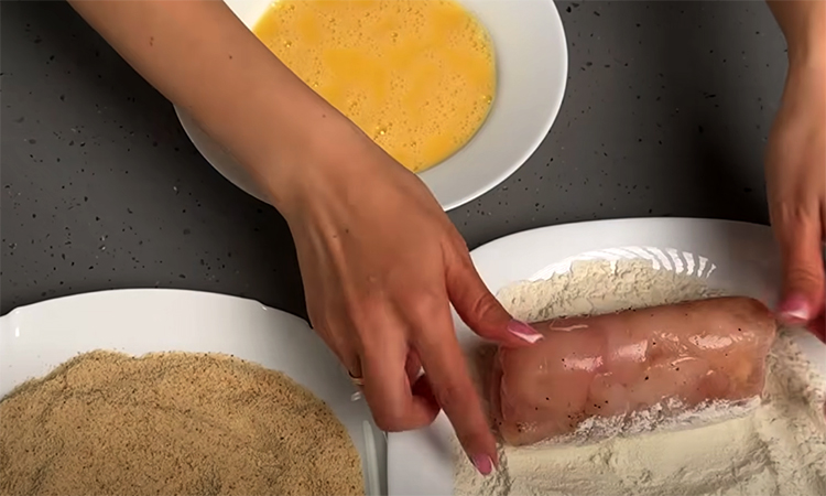 Лучше, проще и сочнее котлет: рулетики из куриного филе с сыром и ветчиной Лучше, проще и сочнее котлет: рулетики из куриного филе с сыром и ветчиной рулетики, затем, ломтика, сухари, пергаментом, сначала, сторон, панировку, подготовьте, тарелку, плотно, другую, взбитые, время, минут, морозильник, Отправьте, затяните, Куриное, пленку