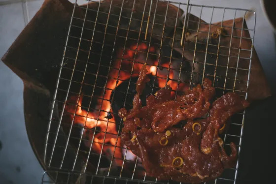Врач назвала маринованное мясо, сардельки и колбаски самыми вредными блюдами на огне