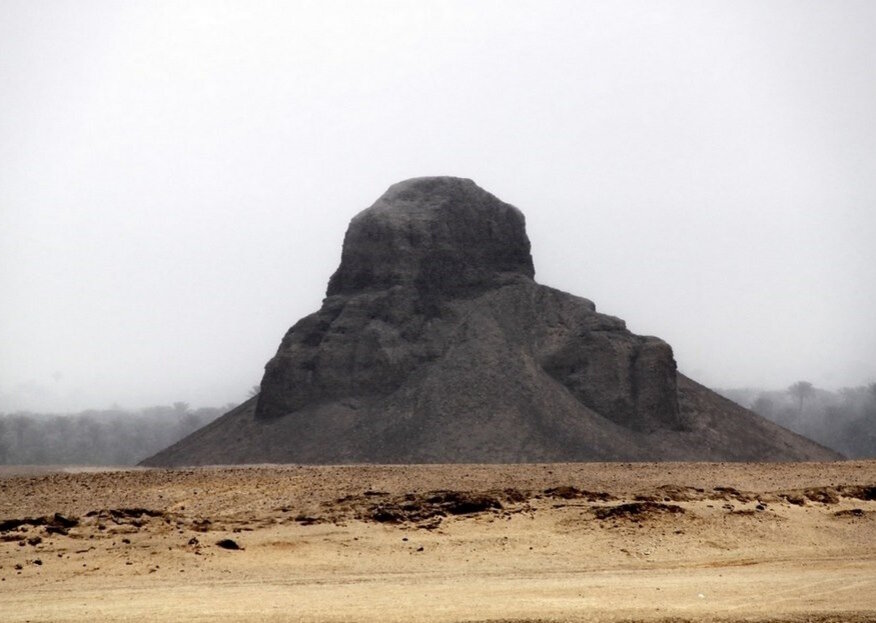 Тектиты и уничтоженная пирамида.
Источник фото: https://tut1.ru/uploads/posts/2015-07/1438157804_chernaya-piramida-amenemheta.jpg