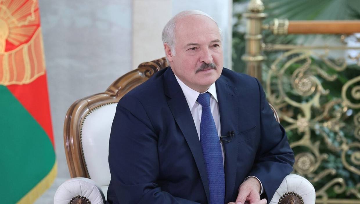 Неловкое видео с дарящим букет цветов инвалиду без рук Лукашенко утекло в Сеть