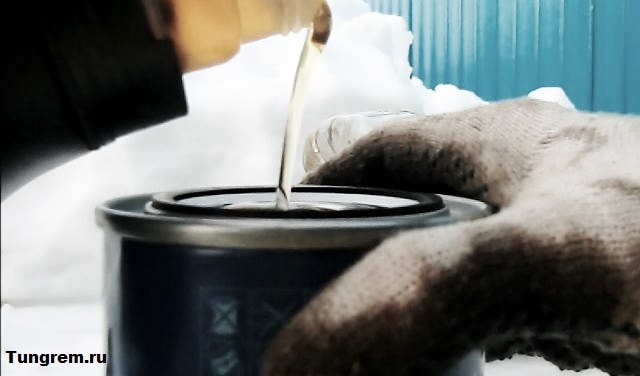 Устанавливаем новый масляный фильтр