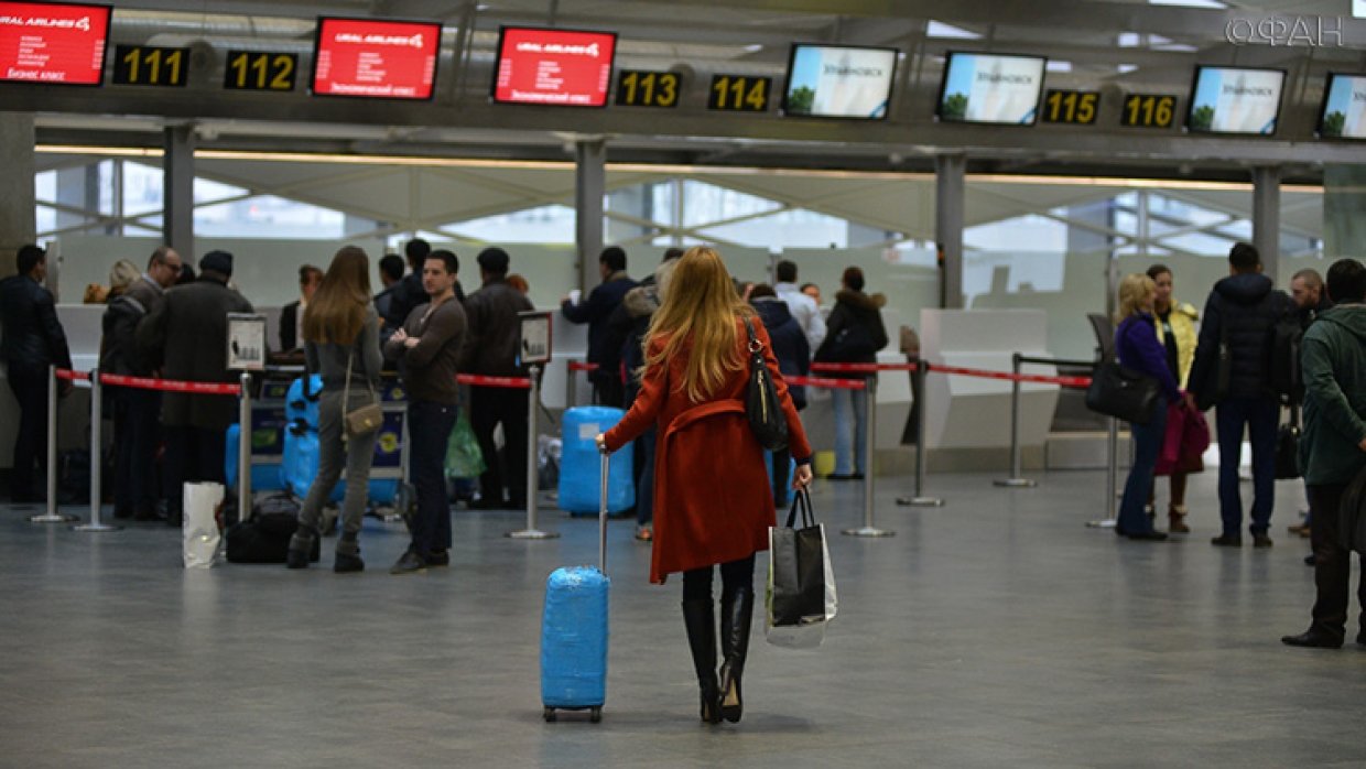 Шереметьево фильтрация украинцев. Пассажиры в аэропорту. Стойки регистрации в аэропорту. В аэропорту или в аэропорте. Пассажиры в аэропорту Шереметьево.