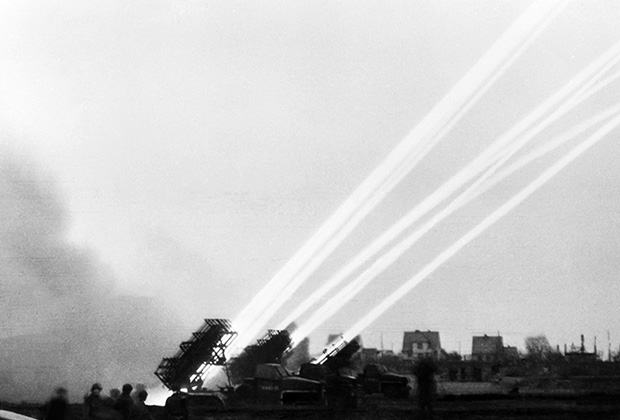 «Невероятный грохот взрывов и языки пламени»Как «катюши» наводили ужас на немцев и стали символом победы над нацизмом «Невероятный грохот взрывов и языки пламени»Как «катюши» наводили ужас на немцев и стали символом победы над нацизмом история,оружие