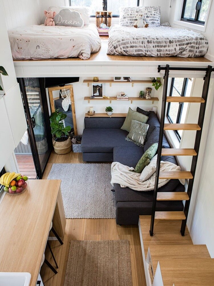 Маленький дом 28 м²: терраса из поддонов, спальни на антресоли, огород и курятник во дворе идеи для дома,интерьер и дизайн