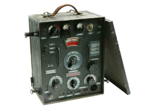 Переносная КВ радиостанция фирмы "Телефункен" 1939 года выпуска. Такими радиостанциями пользовались германские агенты - парашютисты в нашем тылу.