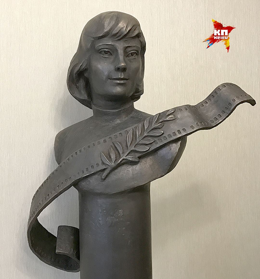 Это скульптура, которую создал скульптор Андрей Орлов по просьбе Василия Ливанова. 
