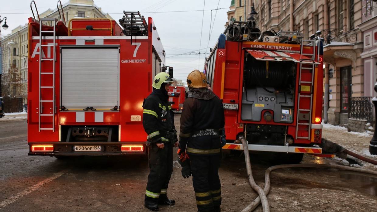 Пожарные спб. Пожар. Пожарные России. Пожар в здании. Пожарная техника.