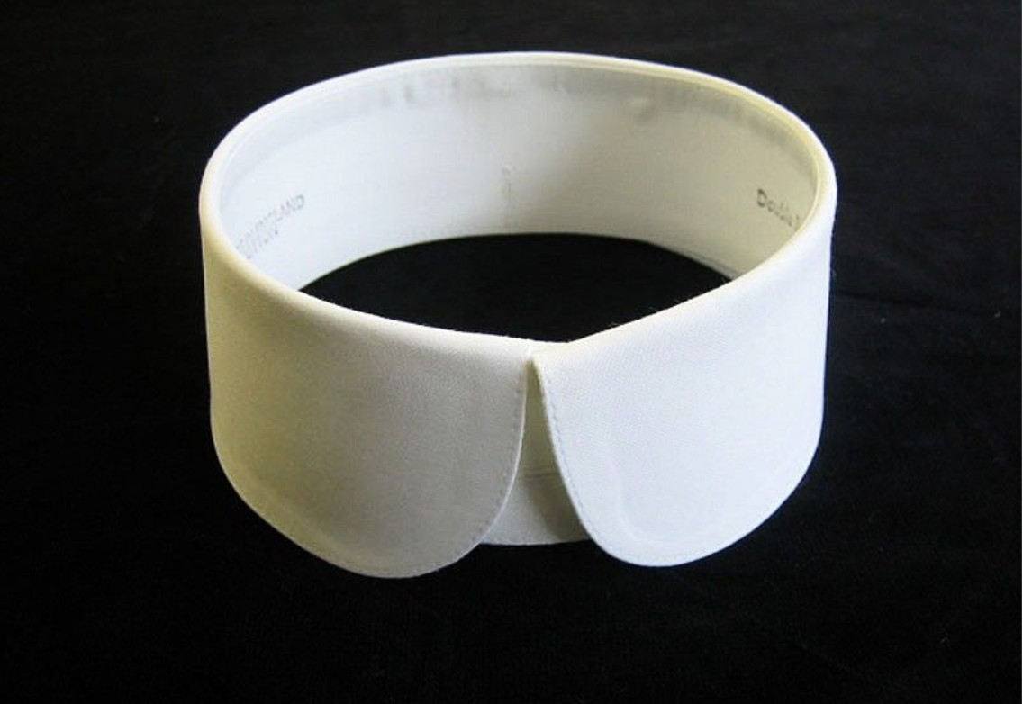 накрахмаленный воротник. белый воротничок рубашки. рубашка с накрахмаленным воротником. белая на крохмаленная рубашка. белая на крохмаленная рубашка.