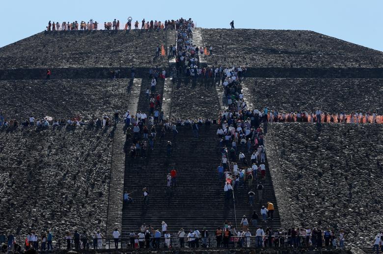 Люди восходят на Пирамиду Солнца во время празднования дня весеннего равноденствия в древнем городе Теотиуакан в Мексике, 20 марта 2017 года.