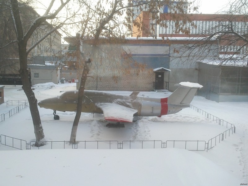 На заднем дворе тоже можно увидеть много интересного ... балкон, мусор, прикол, хлам