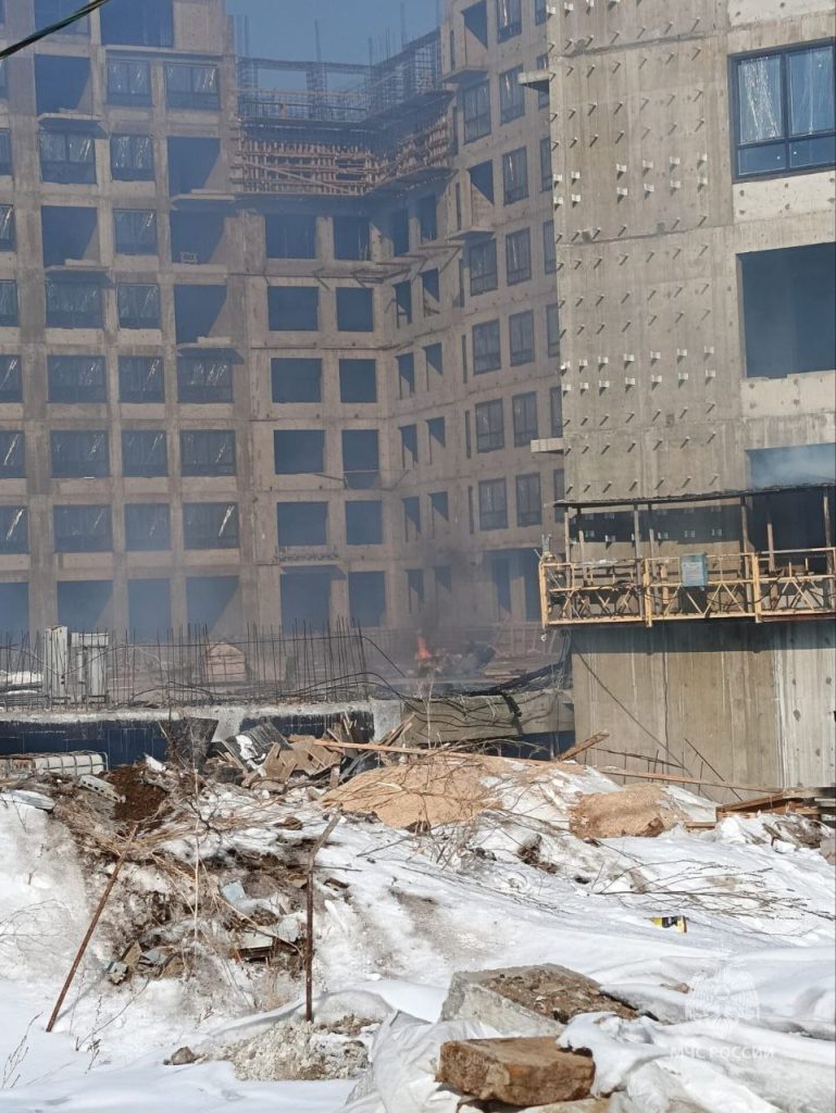 Пожар потушили в строящимся доме на Улан-Баторской в Иркутске