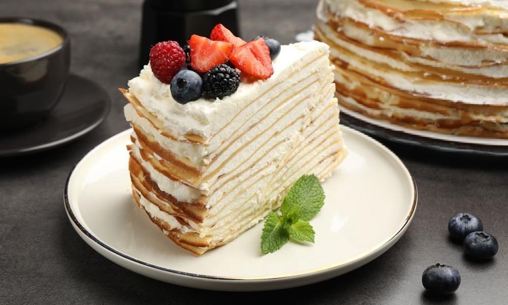 Быстро, просто и эффектно: блинный торт с кремом «Шантильи» и свежими ягодами