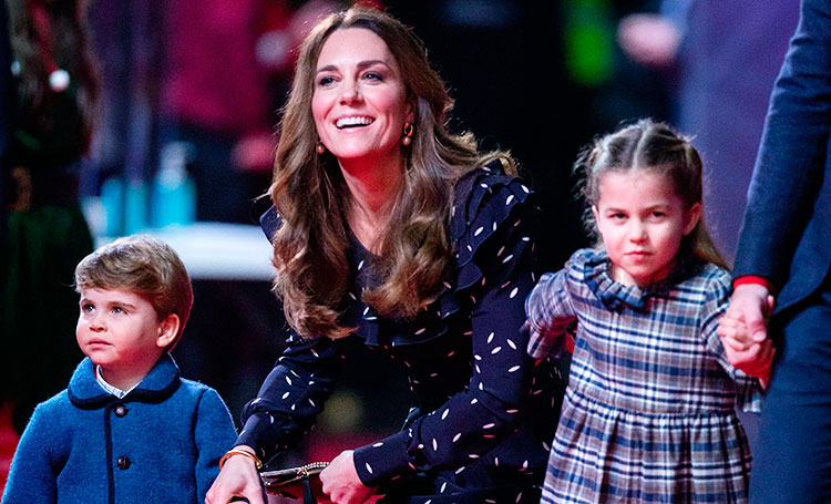 В сети опубликована "неофициальная" рождественская открытка Кейт Миддлтон и принца Уильяма с детьми