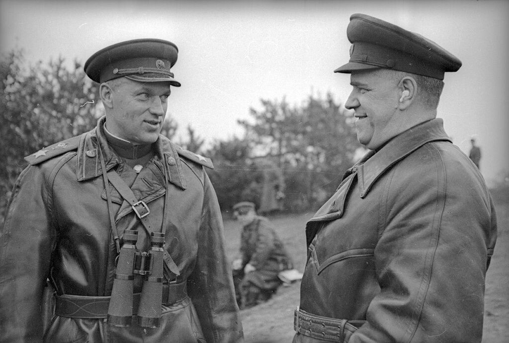  В 1930 году Георгий Жуков командовал второй бригадой в 7-й Самарской кавалерийской дивизии. Командиром дивизии был в это время Константин Рокоссовский.