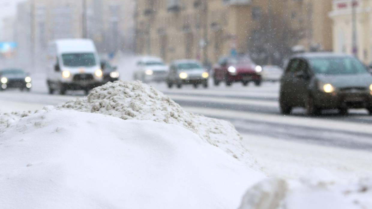 «Новый год на носу, а я машину раскапываю»: петербуржцы об «уборке» снега 31 декабря