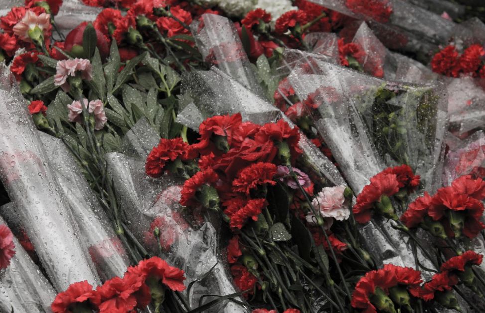 Жители Ижевска простились с убитой при стрельбе в школе учительницей математики