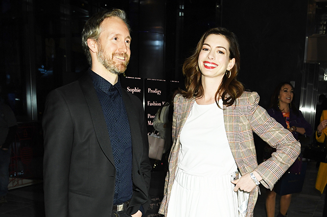 Энн Хэтэуэй и Адам Шульман на открытии жилого комплекса в Нью-Йорке