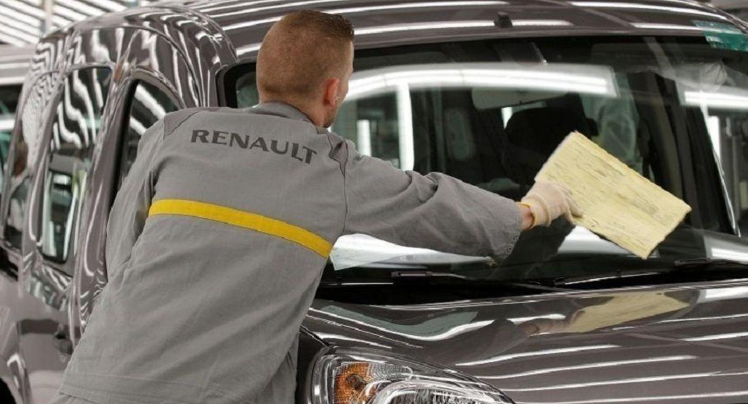 Renault сокращает производство. Причина: дефицит микрочипов Автомобили
