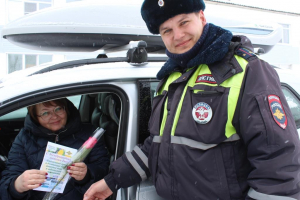 Полицейские Южного Урала вручают представительницам прекрасного пола цветы и дарят весеннее настроение