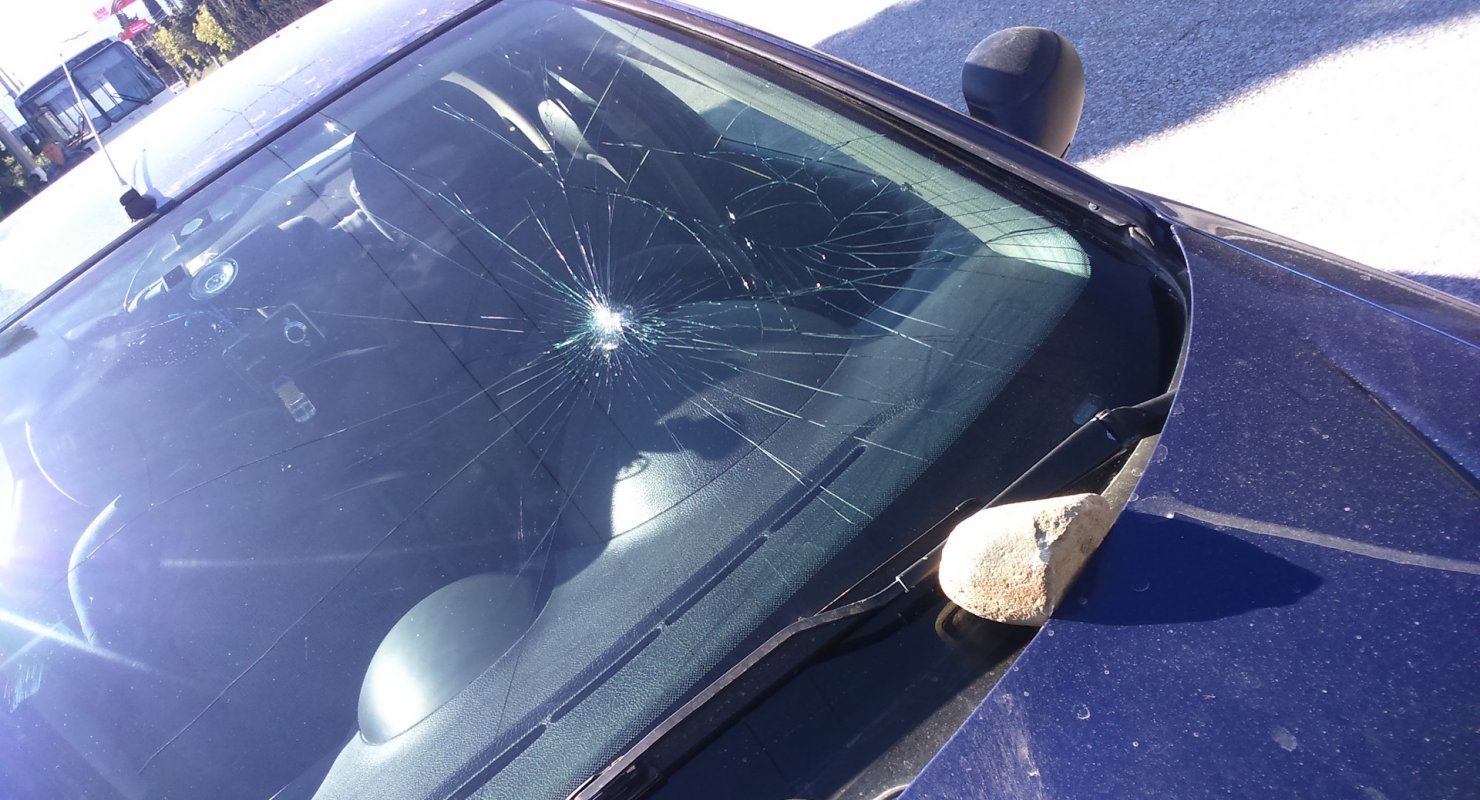 Камень из-под колёс автомобиля — действует ли ОСАГО, и кто виноват?