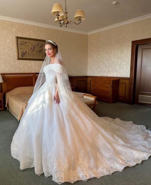 Кристина асмус в белом платье и фате о свадьбе объявила. 01