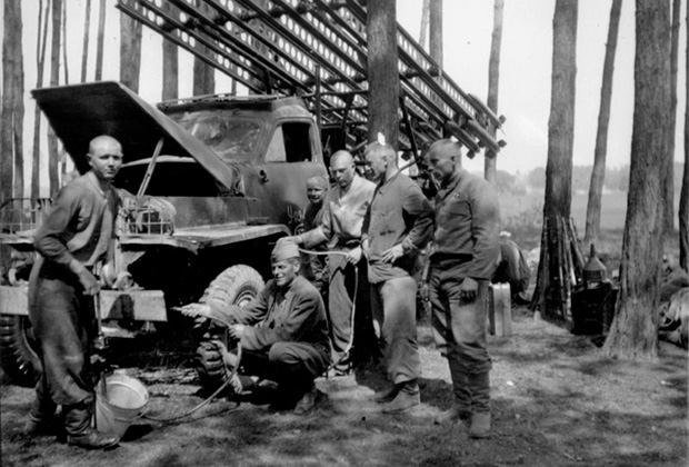 «Невероятный грохот взрывов и языки пламени»Как «катюши» наводили ужас на немцев и стали символом победы над нацизмом «Невероятный грохот взрывов и языки пламени»Как «катюши» наводили ужас на немцев и стали символом победы над нацизмом история,оружие