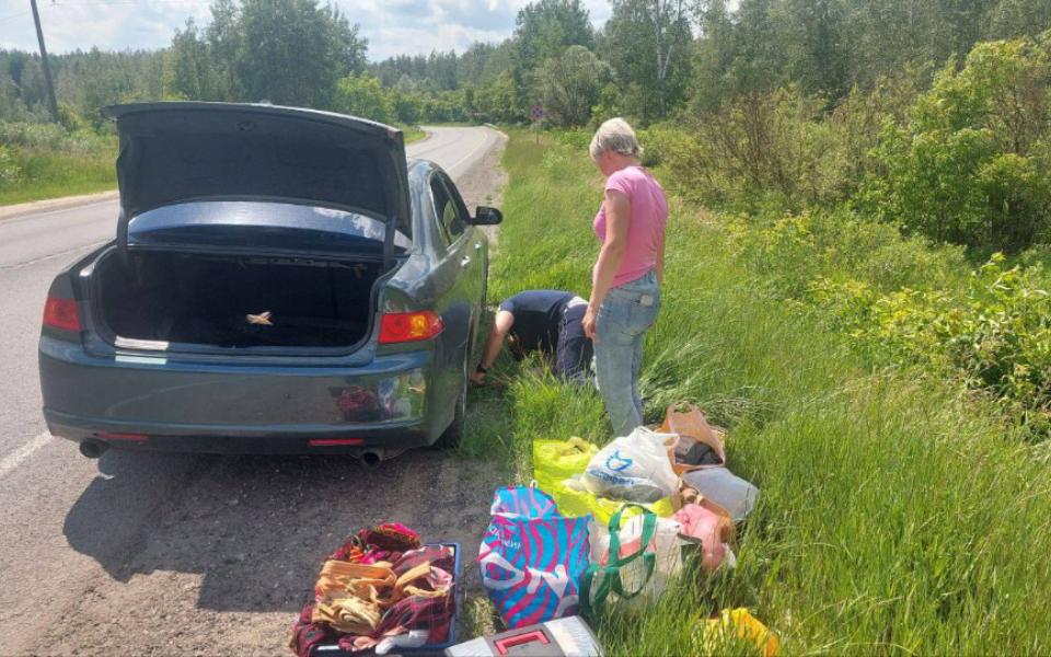 Рязанская полиция помогла заменить колесу матери с детьми на дороге