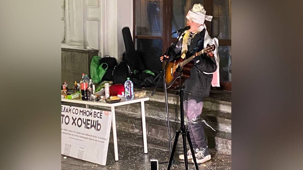 Молодой артист ARKH устроил мазохистский перформанс в центре Москвы