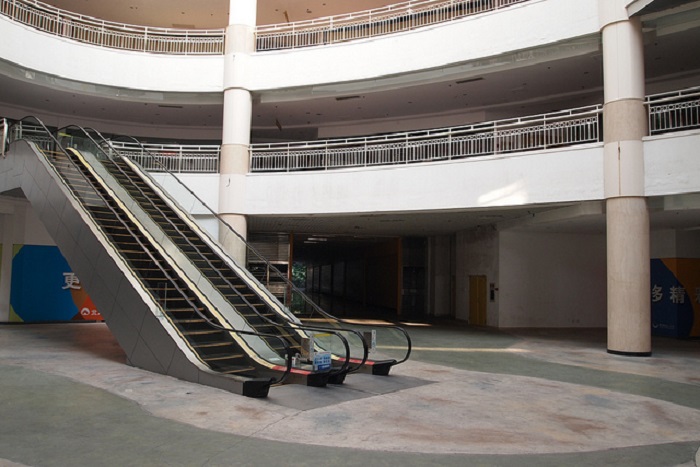 Китай. Дунгуань. Торговый центр-призрак, 99% площади которого остались незаполненными, потому что не нашли арендаторов.