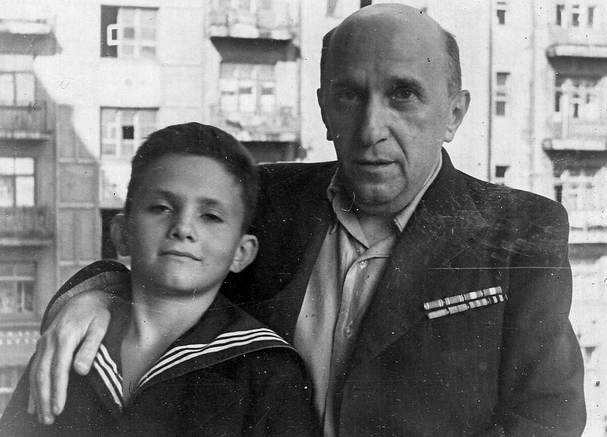 Яков Серебрянский с сыном Анатолием. Фото из личного архива