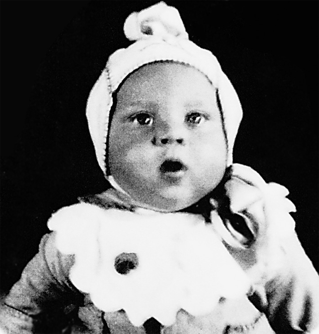 Младенца-племянника, будущего поэта Владимира Высоцкого, Алексей встречал в 1938 г. из роддома. 