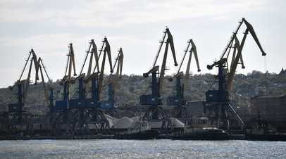 Вид на порт Мариуполя