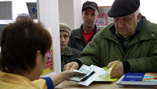 Выдача пенсий в одном из отделений Почты России. Архивное фото