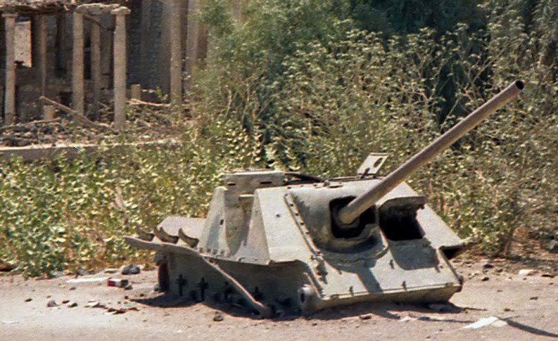 Подбитый и разобранный СУ-100, деревня Мариб, лежит там с 1990-ых. Источник: ЖЖ 