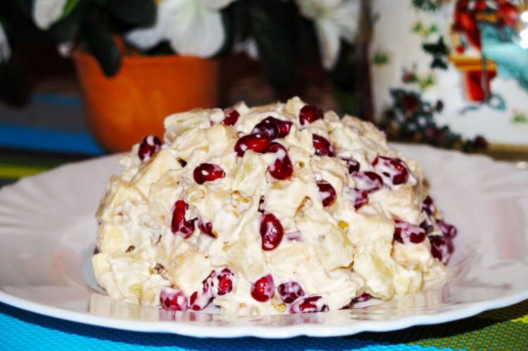 Новогодний салат с курицей, ананасом и гранатом