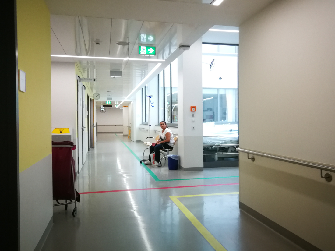 Фото больницы внутри коридор с людьми