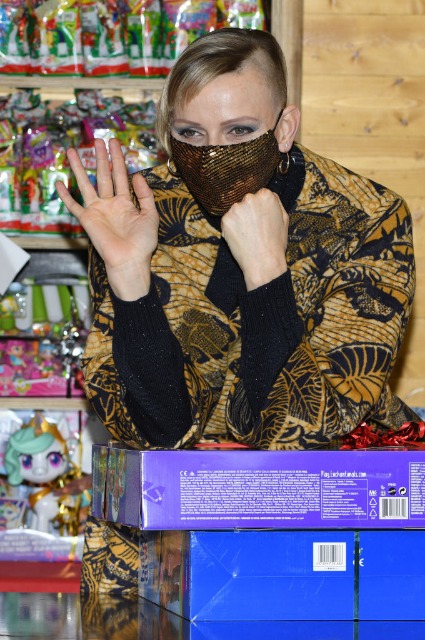 Княгиня Монако Шарлен выбрила половину головы и появилась в новом образе во время рождественской ярмарки Княгиня Монако Шарлен выбрила половину головы и появилась в новом образе во время рождественской ярмарки Было/Стало