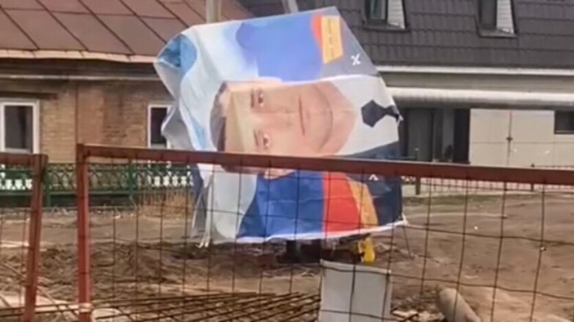 Строители извинились, что прикрыли стройматериалы плакатом Героя России в Оренбурге
